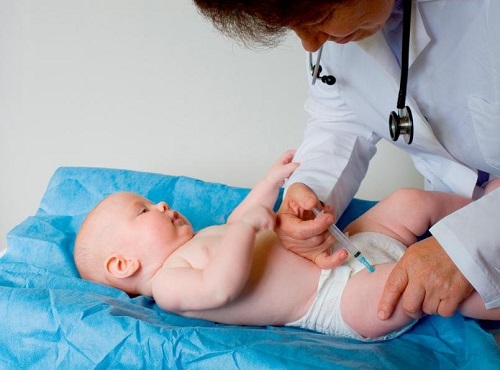 Ребенку проводят вакцинацию от гепатита В