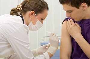 Проводится вакцинация от гепатита В взрослому